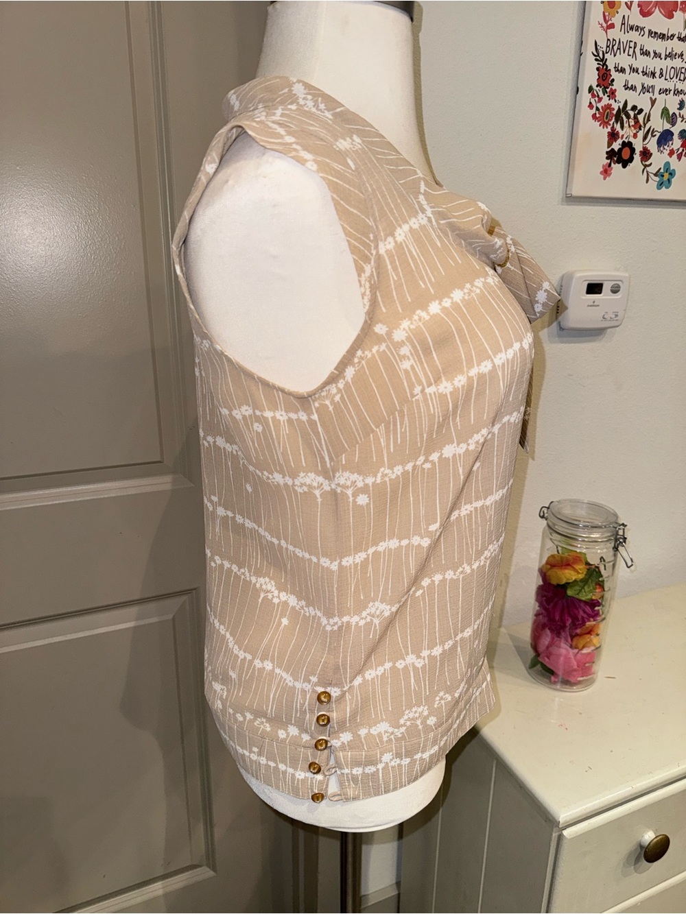⭐️ NWOT Emma James Bow Tie Sleeveless Beige Top size 12 - Picture 2 of 5